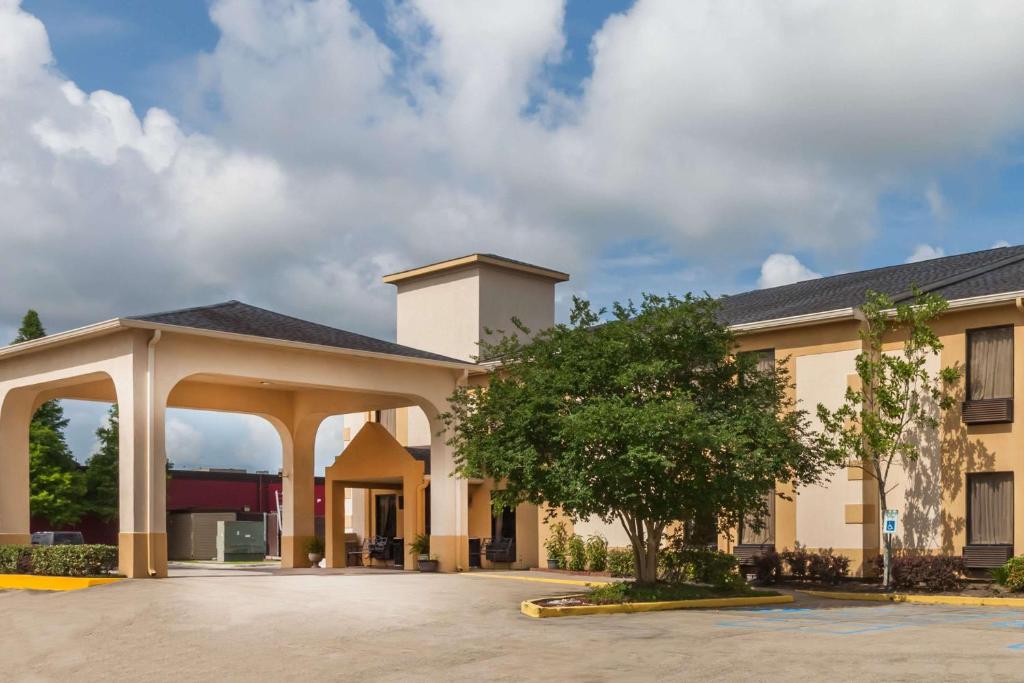 Days Inn & Suites by Wyndham New Iberia